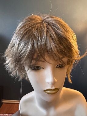 Short Layered Women's Wig in Light Brown by